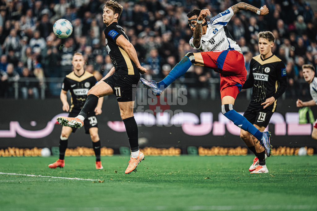 Fußball | Männer | Saison 2024/2025 | 2. Fußball-Bundesliga | 27. Spieltag | Hamburger SV vs. SV 07 Elversberg | 28.03.2025 | v.l. Maximilian Rohr (#31, SV 07 Elversberg) und Davie Selke (#27, HSV) Torschuss