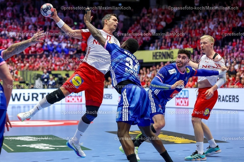 EHF22012603020 | 22.01.2026, Handball, Men's EHF EURO 2026, Frankreich - Dänemark, Jyske Bank Boxen in Herning, Dänemark, Main Round:  Rasmus Lauge Schmidt (Denmark #11) im Zweikampf gegen   Karl Konan (France #34)