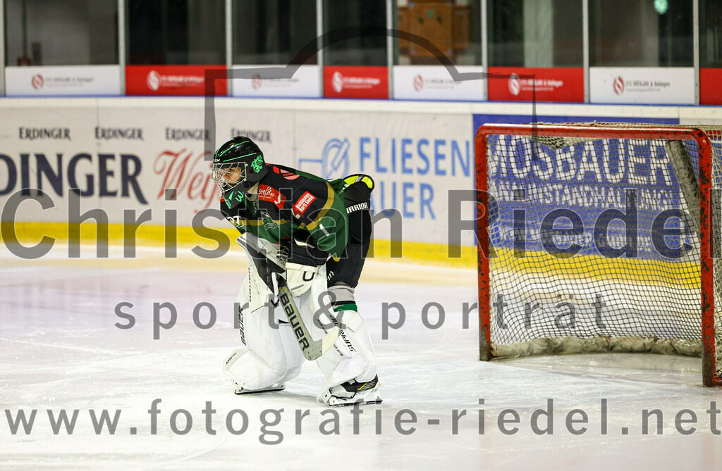 2022-12-04_019_TSV_Erding_gegen_EHC_Klostersee | Erding, Deutschland, 04.12.2022:
Eishockey, Bayernliga U17 2022 / 2023, 11. Spieltag, TSV Erding gegen EHC Klostersee, Endergebnis: 3:5

Torwart Nico Wimmer (Erding Gladiators, #1)

Foto: Christian Riedel / fotografie-riedel.net