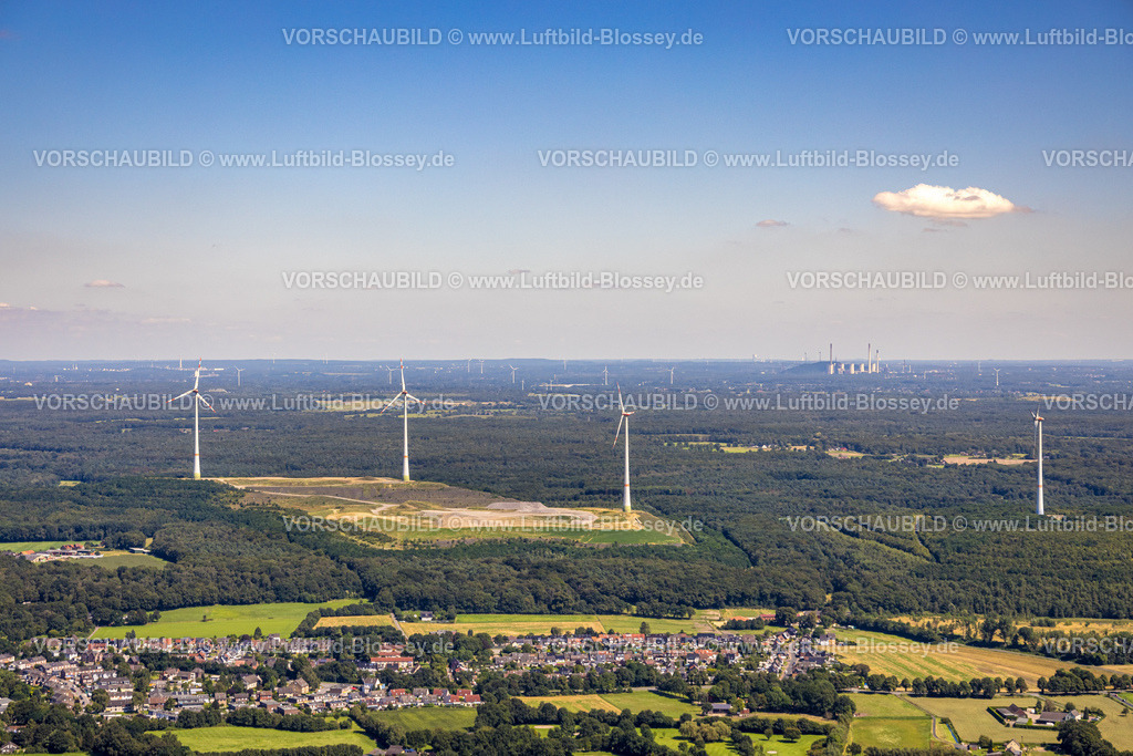 Dinslaken240803043 | Luftbild, Halde Lohberg Nord Erweiterung mit drei Windrädern, Fernsicht mit Waldgebiet und Windräder, Bruckhausen, Hünxe, Ruhrgebiet, Nordrhein-Westfalen, Deutschland