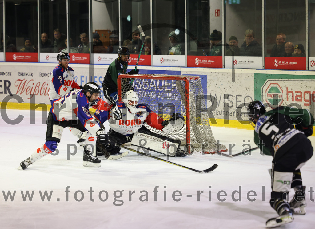 2023-01-22_105_Eishockey_TSV_Erding_gegen_ESC_Dorfen | Erding, Deutschland, 22.01.2023:
Eishockey, Bayernliga 2022 / 2023, 29. Spieltag, TSV Erding gegen ESC Dorfen, Endergebnis: 6:2

Florian Fischer (ESC Dorfen, #26), Torwart Maximilian Englbrecht (ESC Dorfen, #45), Florian Zimmermann (Erding Gladiators, #5)

Foto: Christian Riedel / fotografie-riedel.net