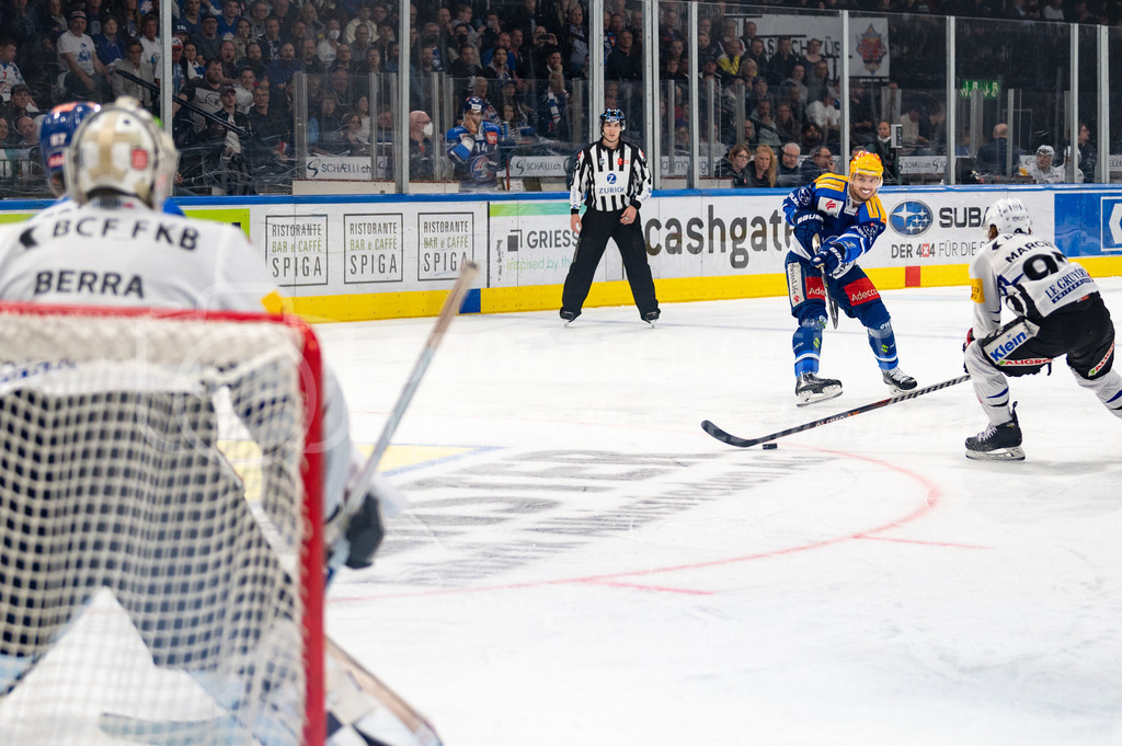 Swiss National League: Semifinals Game 4: ZSC Lions - Fribourg-Gotteron | 14.04.2022, Zürich, Hallenstadion, Swiss National League: Semifinals Game 4: ZSC Lions - Fribourg-Gotteron, Topscorer Sven Andrighetto (ZSC) prüft #20 Torhüter Reto Berra (Fribourg). - Realisiert mit Pictrs.com