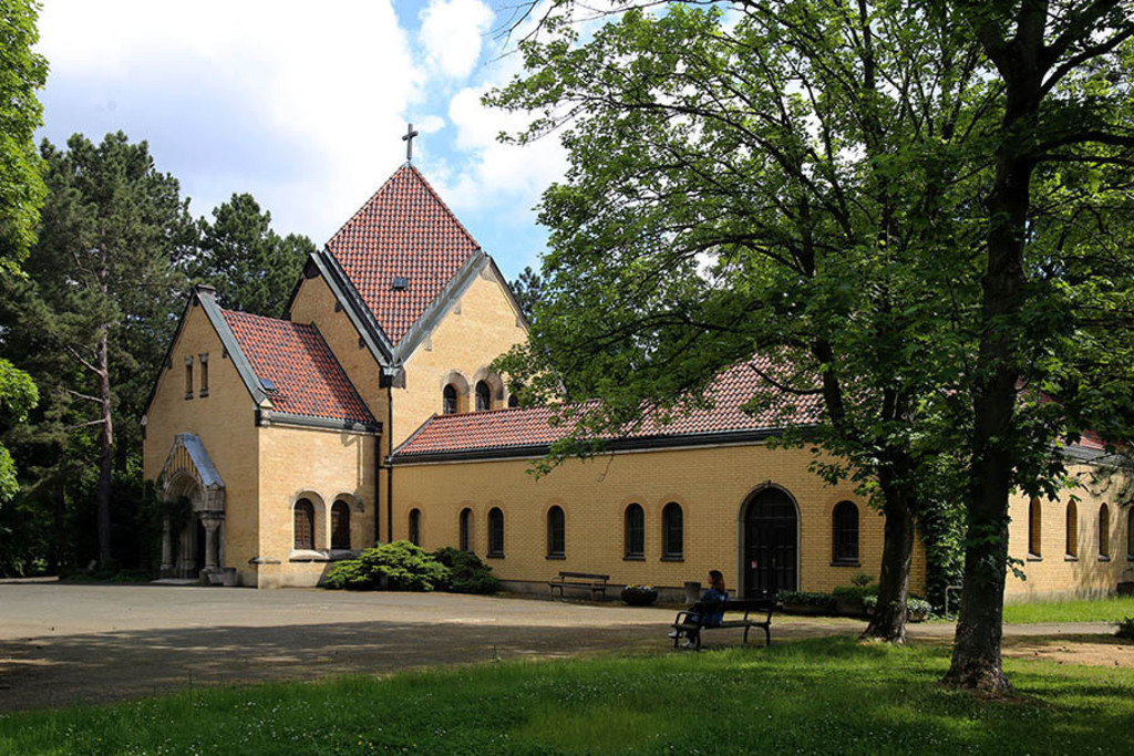 Ostfriedhof - Friedhofskapelle | Entdecke über 20 Kategorien Leipzig-Motive: Foto-Downloads, hochwertige Poster, Leinwand- & Fine-Art-Prints. Jetzt Lieblingsfoto im Bildlexikon Leipzig Shop bestellen!