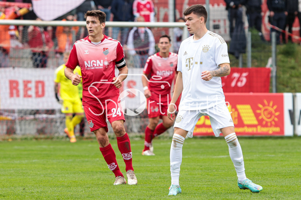 TSV Aubstadt - FC Bayern Amateure | v.l. Ben Mueller (TSV #24) und Barr Hepburn (FCB #45)
