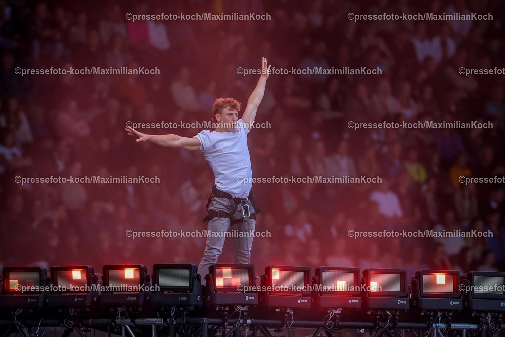FISU16072501015 | 16.07.2025, Duisburg, FISU World University Games Summer, Rhine-Ruhr 2025, Opening Ceremony, Schauinsland-Reisen-Arena: Tänzer performen bei der Eröffnungsfeier. Tanzeinlage Akrobatik Musik Musikeinlage Tanz Performance Choreografie Choreo  Das traditionelle Steigerlied der Bergleute neu inziniert 