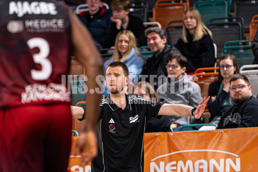 Basketball I Herren I Saison 2025-2026 I ProB Nord I 21. Spieltag I Rasta Vechta II - Iserlohn Kangaroos I 3282 | Harm-Ubbo Horst (Head Coach, RASTA Vechta II) - Realisiert mit Pictrs.com