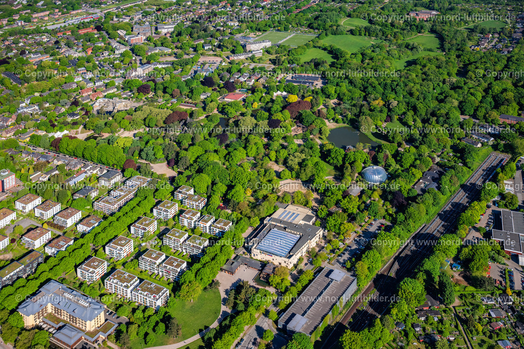 Hamburg_Stellingen_Tierpark_Hagenbeck_ELS_3260090525 | HAMBURG 09.05.2025 Tierunterkunft und Freigehege " Tierpark Hagenbeck " für Eisbären im Eismeer an der Lokstedter Grenzstraße, Tierparkstraße im Ortsteil Stellingen in Hamburg, Deutschland. Weiterführende Informationen bei: Tierpark Hagenbeck Gemeinnützige Gesellschaft mbH. // Animal shelter and outdoor enclosure "Tierpark Hagenbeck" for polar bears in the Arctic Ocean at Lokstedter Grenzstrasse, Tierparkstrasse in the Stellingen district of Hamburg, Germany. Further information at: Tierpark Hagenbeck Gemeinnuetzige Gesellschaft mbH. Foto: Martin Elsen