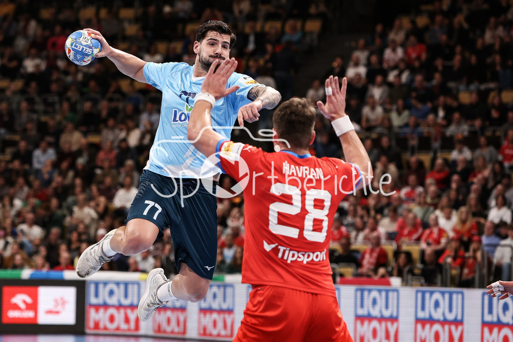 Tschechien - Griechenland | Savvas SAVVAS (GRE#77) bei einem Wurf auf das Tor der Tschechen / Matej HAVRAN (CZE #28)