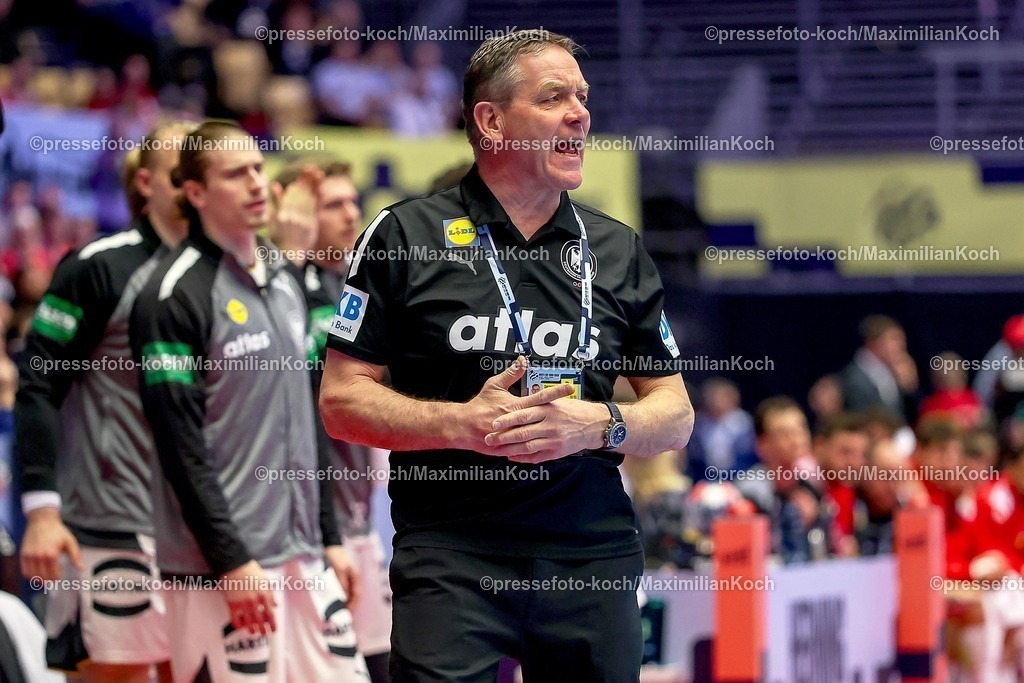EHF15012602033 | 15.01.2026, Handball, Men's EHF EURO 2026, Deutschland - Östereich, Jyske Bank Boxen in Herning, Dänemark, Preliminary Round: Headcoach Alfred Gislason (Germany #hc) gestikulierend am Spielfeldrand  
