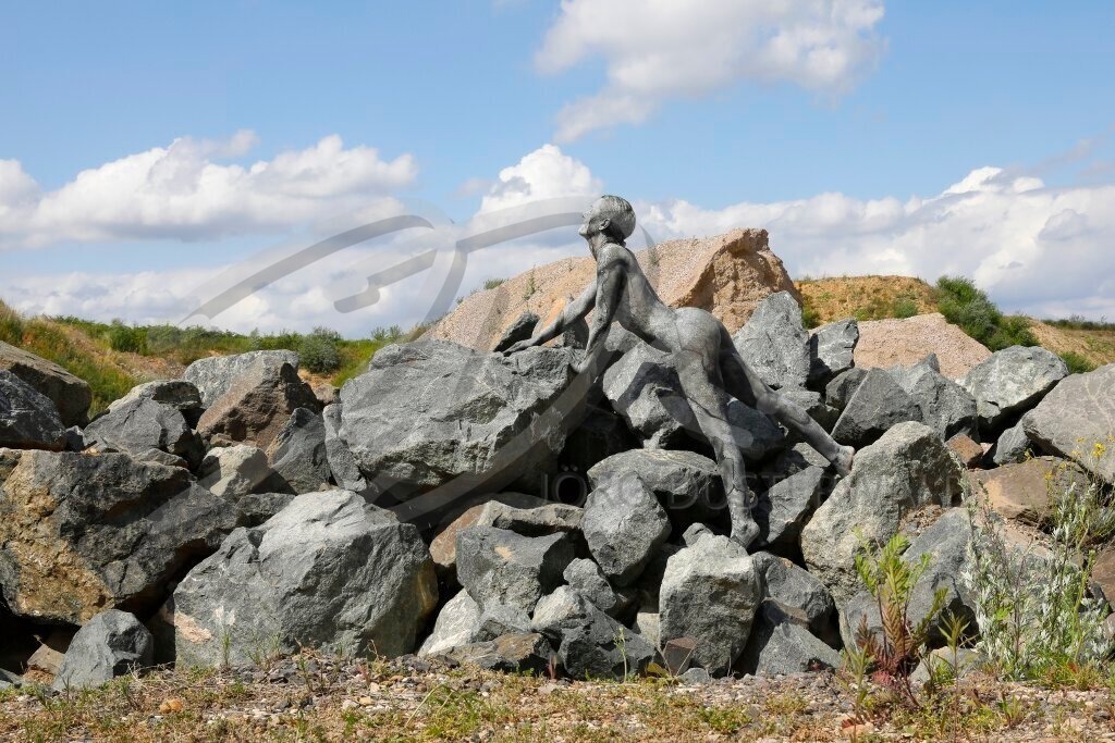 NatureArt-BLACKSTONES_2860b1 | Grauer Blick nach oben | #003 | Modell: Renée-Claire | Foto: Tschiponnique Skupin - Realisiert mit Pictrs.com