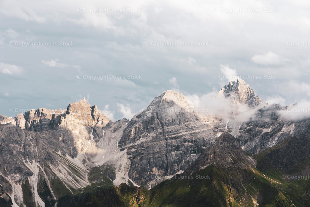 Stubai Mountains | Early morning view from a mountain hut before continuing the hike.  - Realisiert mit Pictrs.com