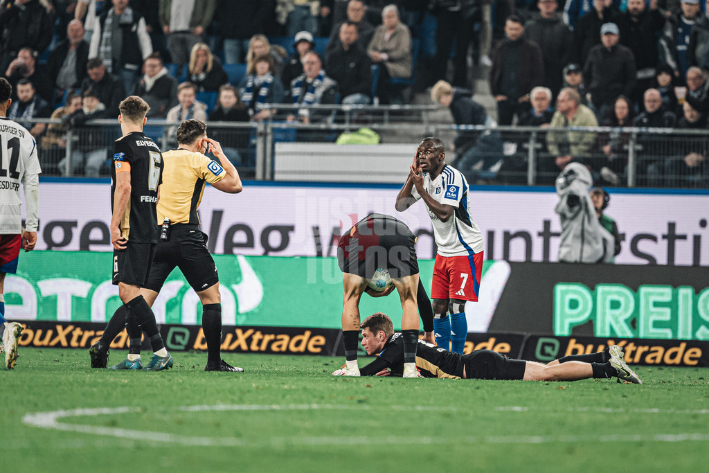 Fußball | Männer | Saison 2024/2025 | 2. Fußball-Bundesliga | 27. Spieltag | Hamburger SV vs. SV 07 Elversberg | 28.03.2025 | v.l. Schiedsrichter Felix Prigan in Diskussion mit Jean-Luc Dompe (#7, HSV)