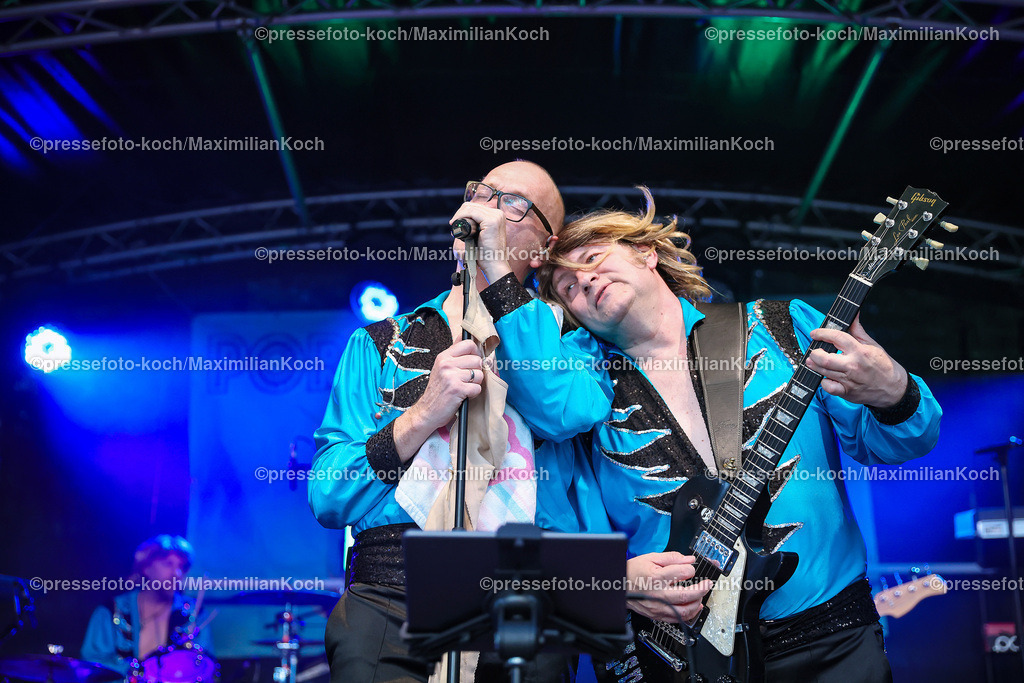 Due22062488030 | 22.06.2024, Düsseldorf, Konzert Porno Al Forno, HEUKING Mittsommer-Renntag - Die düsseldorfer Pop-Band performt bei ihrem Konzert auf der Rennbahn Grafenberg und begeistert die zahlreichen Fans