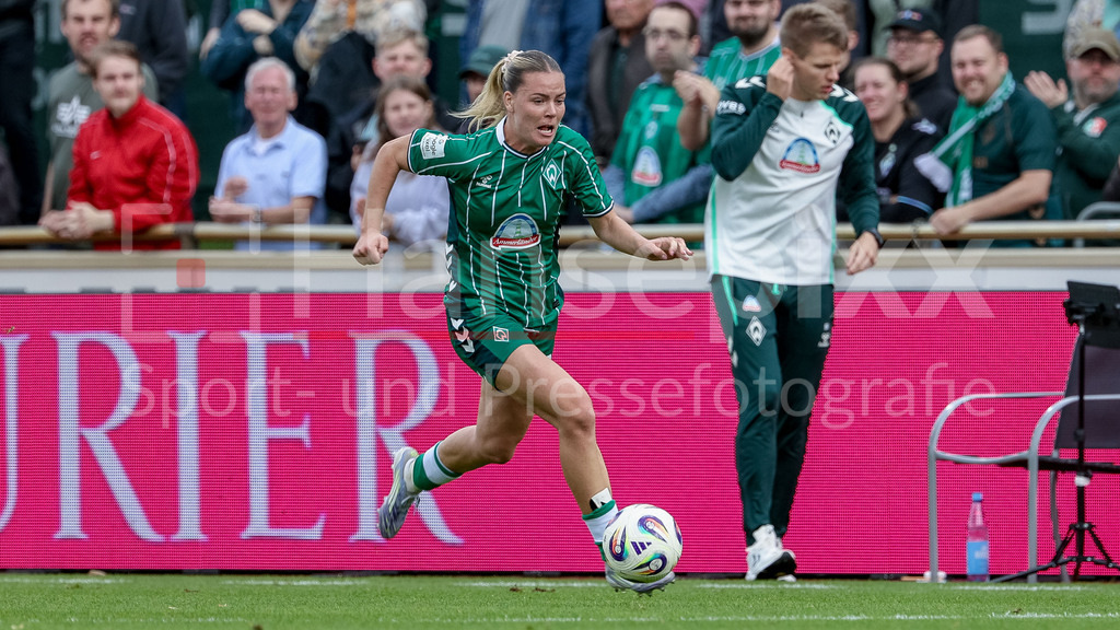 Fussball, Google Pixel Frauen-Bundesliga, SV Werder Bremen - TSG 1899 Hoffenheim | Juliane Wirtz (SV Werder Bremen, 28) am Ball, Einzelbild, Ganzkörper, Aktion, Action, Spielszene, DIE DFB-RICHTLINIEN UNTERSAGEN JEGLICHE NUTZUNG VON FOTOS ALS SEQUENZBILDER UND/ODER VIDEOÄHNLICHE FOTOSTRECKEN. DFB REGULATIONS PROHIBIT ANY USE OF PHOTOGRAPHS AS IMAGE SEQUENCES AND/OR QUASI-VIDEO.
