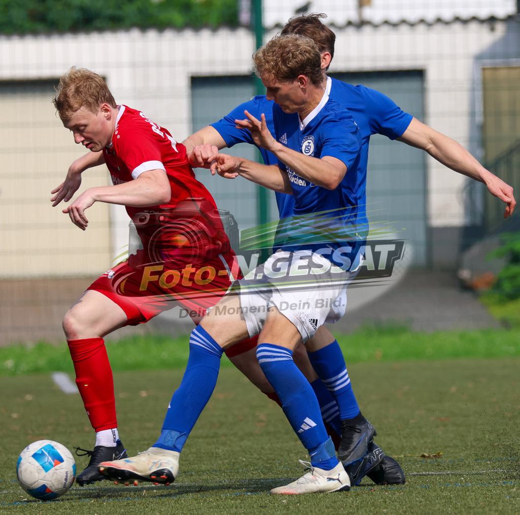 Bünder SV - TuS Bruchmühlen II | Auf dem Bild zu sehen: grün Bünder SV: Florian Finke ; blau TuS Bruchmühlen II v.l.: Sebastian Niebuhr, Tim Müller Bünder SV, TuS Bruchmühlen II, Saison 25/26, Kreisliga A, Bünde, Deutschland - Realisiert mit Pictrs.com