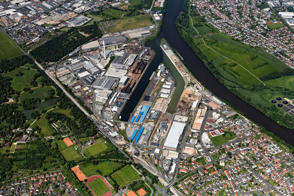 dr__0107580.jpg | ASCHAFFENBURG 27.05.2023 Hafenanlagen mit Firmen am Ufer des Flußverlaufes des Main an der Hafenrandstraße in Aschaffenburg im Bundesland Bayern, Deutschland. // Port facilities on the banks of the river course of the on street Hafenrandstrasse in Aschaffenburg in the state Bavaria, Germany. Foto: Daniel Reiter