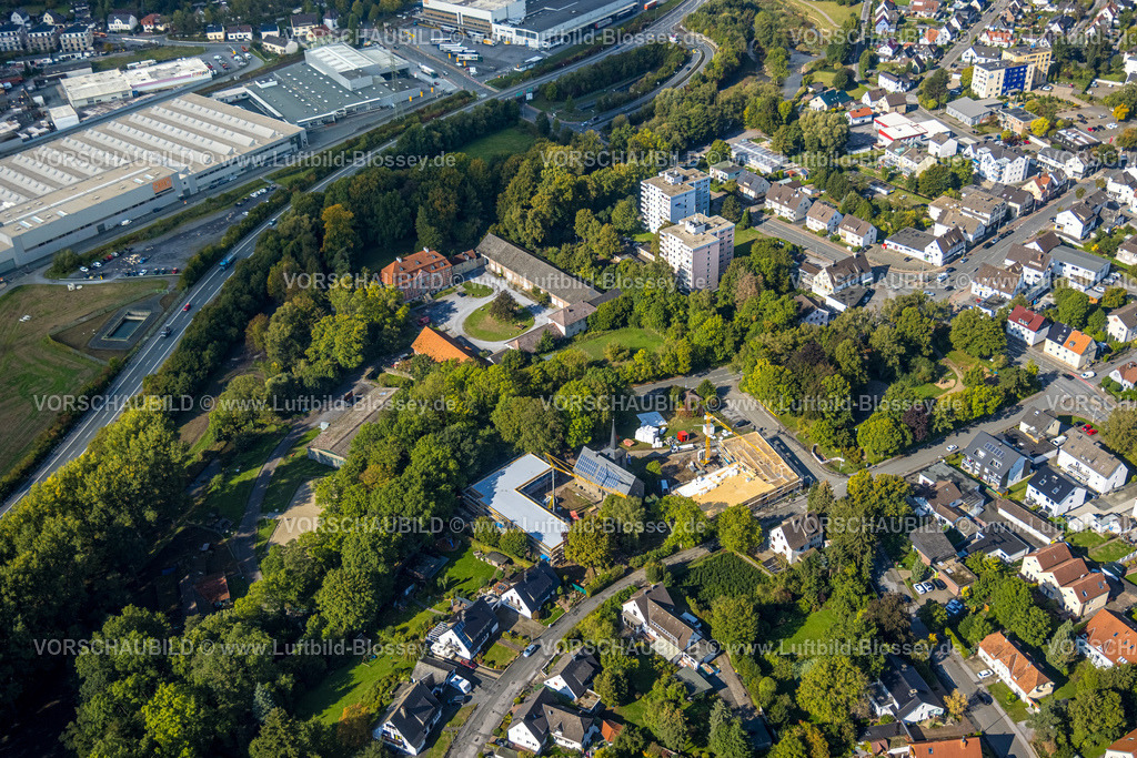 Menden220901483 | Luftbild, Baustelle und Neubau für neues Quartier um die evang. Christuskirche mit evang. Kindergarten, Gemeindehaus und  Wohnanlage, Matthias-Claudius-Platz, Lendringsen, Menden, Ruhrgebiet, Nordrhein-Westfalen, Deutschland