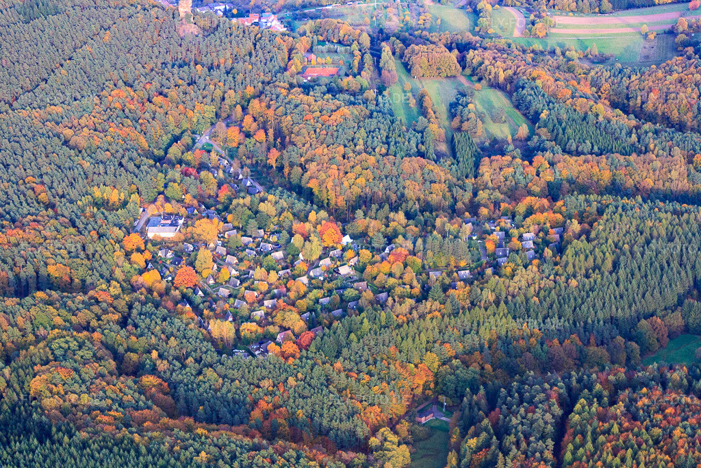 Luftbild: Feriendorf Eichwald im Ortsteil Gossersweiler in Gossersweiler-Stein im Bundesland Rheinland-Pfalz in Deutschland. Foto: IMG_53981.jpg vom 20.10.2012 durch Werner Riehm/FLY-FOTO.de