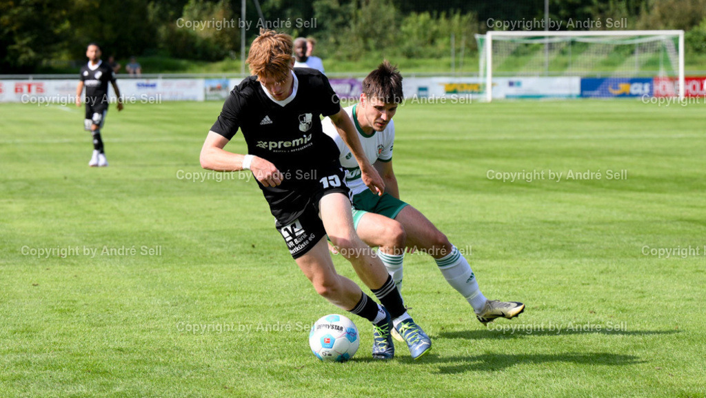 PSV Neumünster vs Heider SV | Julien Huber (PSV #7) / Mathis Harms (Heide #15) - Fußball-Oberliga Männer 2024/2025 / PSV Neumünster vs Heider SV / PSV Stadion Platz A / Neumünster / 17.08.24 - Realisiert mit Pictrs.com