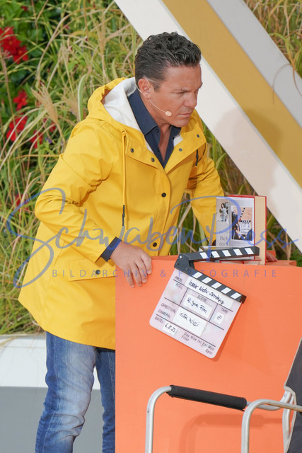 060823Ho4208 | Stefan Mross erstmals bei einem Auftritt mit Regenmantel - Immer wieder sonntags


Die 10. Staffel der beliebten Sonntags Fernseh Show war von viel Regen begleitet. Ein Musikmix sorgte fuer Unterhaltung. 

Deutschland, Rust, Europapark Wasserwelt Rulantika, 06.08.2023