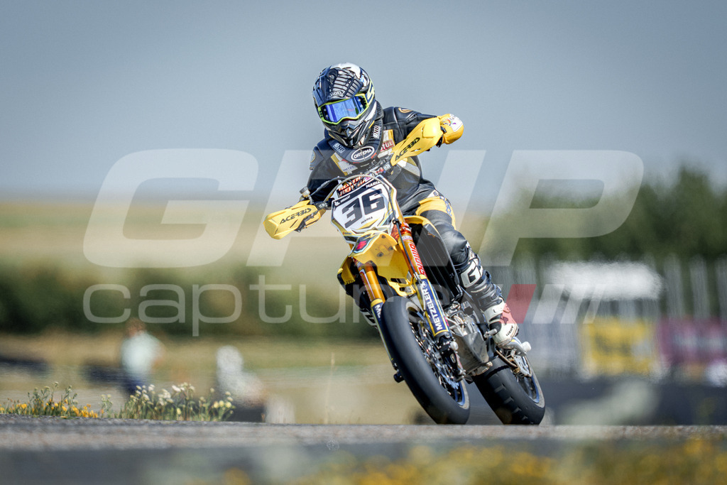 SuperMoto_Staatsmeisterschaft_Fuglau-997 | GRIPcapture steht für authentische Sportfotografie in Österreich – für Momente, die mehr sind als Geschwindigkeit oder Ergebnis. Es geht um Emotion, Spannung, Fokus und den Augenblick, der oft nur einen Wimpernschlag dauert.Ob Motorsport, Teamsport oder 