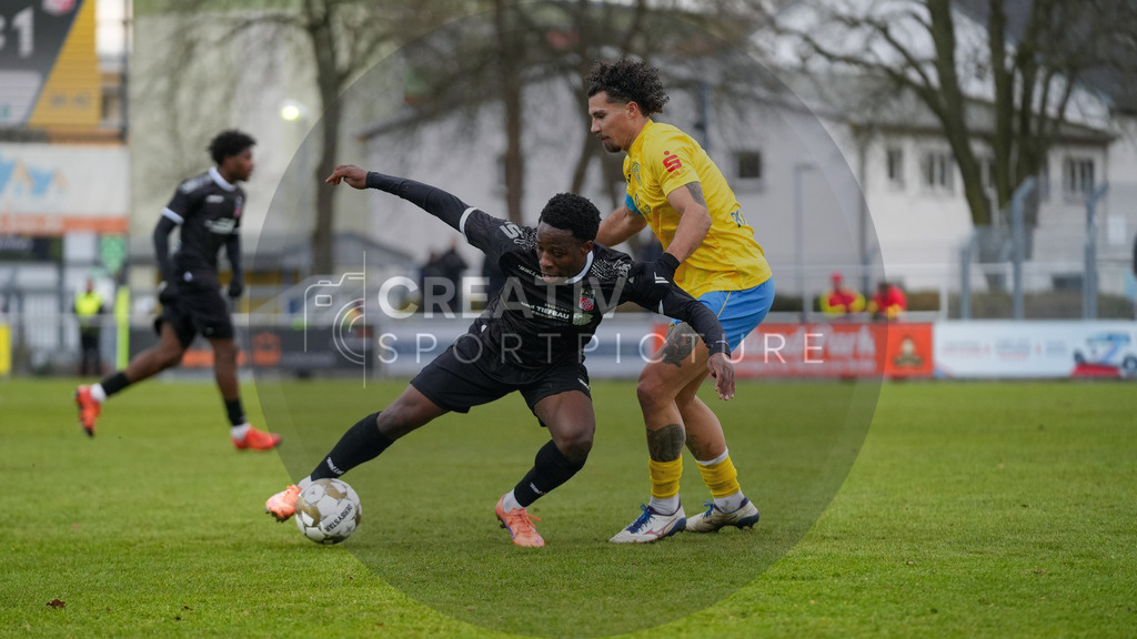 Fußball, Herren, Saison 2025/2026, Regionalliga Nordost, 18. Spieltag, FSV 63 Luckenwalde vs. FC Rot-Weiß Erfurt, Samstag 06.12.2025, Werner-Seelenbinder-Stadion Luckenwalde, | Fußball, Herren, Saison 2025/2026, Regionalliga Nordost, 18. Spieltag, FSV 63 Luckenwalde vs. FC Rot-Weiß Erfurt, Samstag 06.12.2025, Werner-Seelenbinder-Stadion Luckenwalde, Im Bild: Benjika Caciel (l. Erfurt) und Andreas Pollasch (r. Luckenwalde) - Realisiert mit Pictrs.com