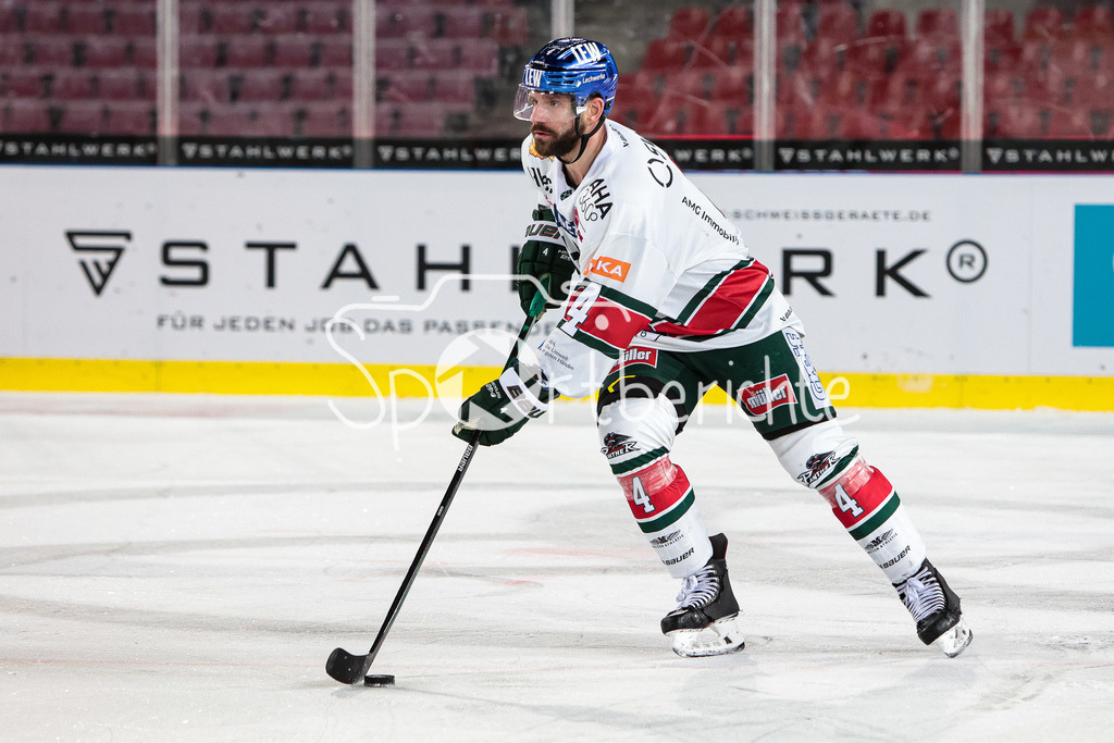 Kölner Haie - Augsburger Panther | Henry HAASE (AEV #4) am Puck