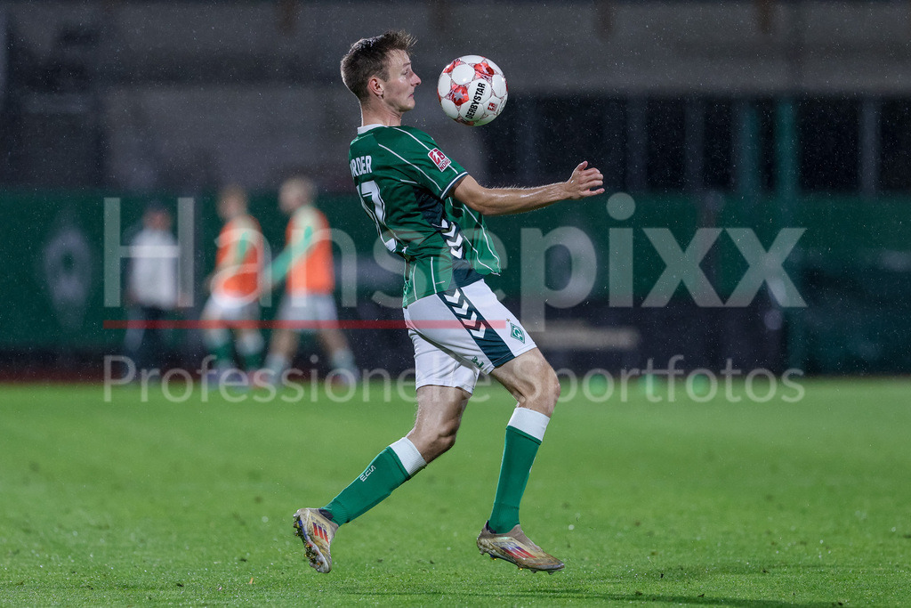 Fussball, Regionalliga Nord, SV Werder Bremen II - FC Eintracht Norderstedt | Ole Schulz (SV Werder Bremen II, 27) am Ball, Freisteller, Einzelbild, Ganzkörper, Aktion, Action, Spielszene