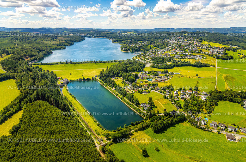 Sundern240708442 | Luftbild, Sorpetalsperre und Staumauer Damm, Ausgleichsweiher vom Sorpesee, Waldgebiet, Fernsicht und blauer Himmel mit Wolken, Ortsansicht Langscheid, Hachen, Sundern, Sauerland, Nordrhein-Westfalen, Deutschland