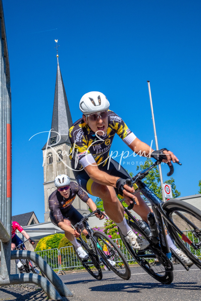 Spurt in den Mai 2026 - Großer Preis der Sparkasse Neuss | Annual one-day road cycling race "Großer Preis der Sparkasse Neuss" held in Büttgen, Germany, organized by VfR Büttgen 1912 e.V. The event features multiple races across all age categories from U11 youth to Elite men. - Realisiert mit Pictrs.com