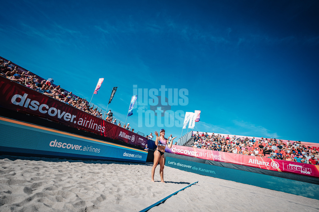 Beachvolleyball | Frauen | Allianz German Beach Tour 2024 | Tourstop Kühlungsborn | 11.08.2024 | Melanie Paul alleine in der Arena auf dem Feld