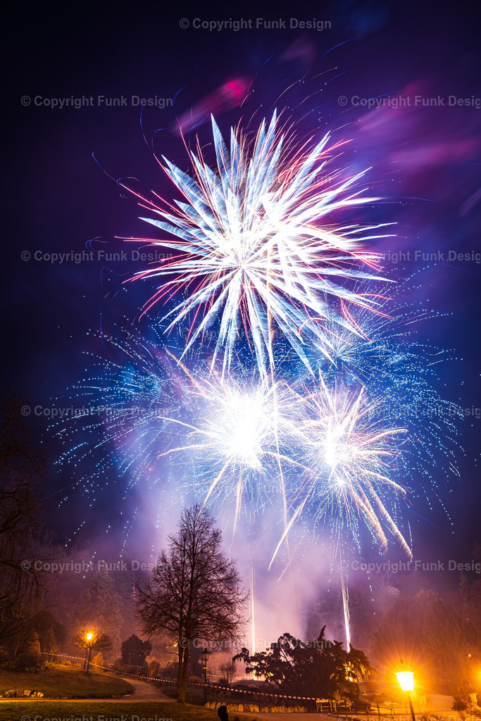 Silvester-Feuerwerk neben dem Casino Baden, Österreich | Entdecken Sie faszinierende Landschaftsbilder aus aller Welt. Von majestätischen Bergen bis zu wunderschönen Seen´n, meine Galerie bietet einzigartige Wandbilder, die jeden Raum bereichern. 