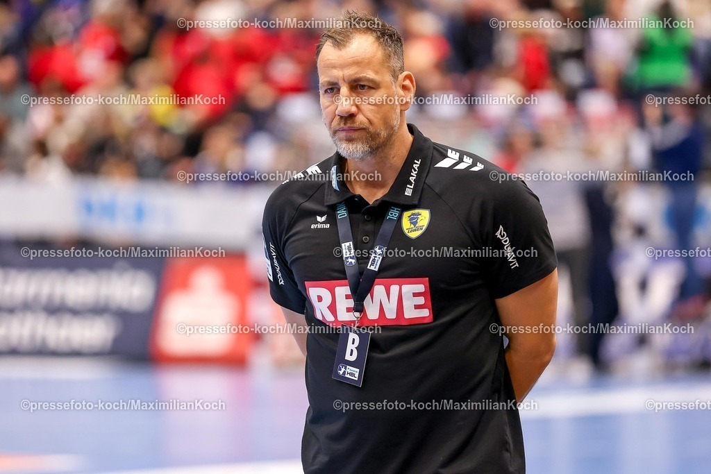 BHC16112501014 | 16.11.2025, Handball, HBL, Bergischer HC - Rhein-Neckar Löwen, Mitsubishi Electric HALLE Düsseldorf: Cheftrainer Maik Machulla (Rhein-Neckar Löwen #hc) zieht eine Mine reagiert am Spielfeldrand 