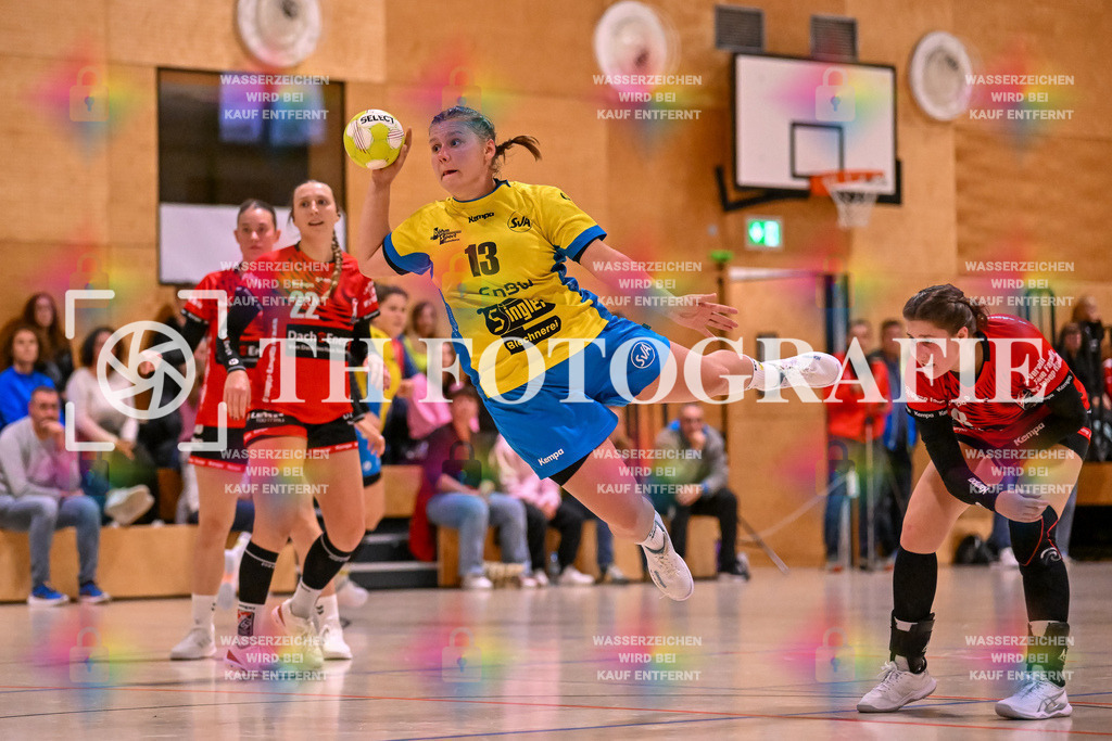 GER, SG Maulburg/Steinen - SV Allensbach 2, Frauen-Handball, Oberliga Suedbaden, 1. Spieltag, Saison 2024/2025, 28.09.2024 | Jennifer Dziubale (SV Allensbach 2, #13) beim Wurf. Im Bild Maike Hartmann (SG Maulburg/Steinen, #22), Celina Schick (SG Maulburg/Steinen, #08)GER, SG Maulburg/Steinen - SV Allensbach 2, Frauen-Handball, Oberliga Suedbaden, 1. Spieltag, Saison 2024/2025, 28.09.2024Foto: TH Fotografie/Thomas Hess