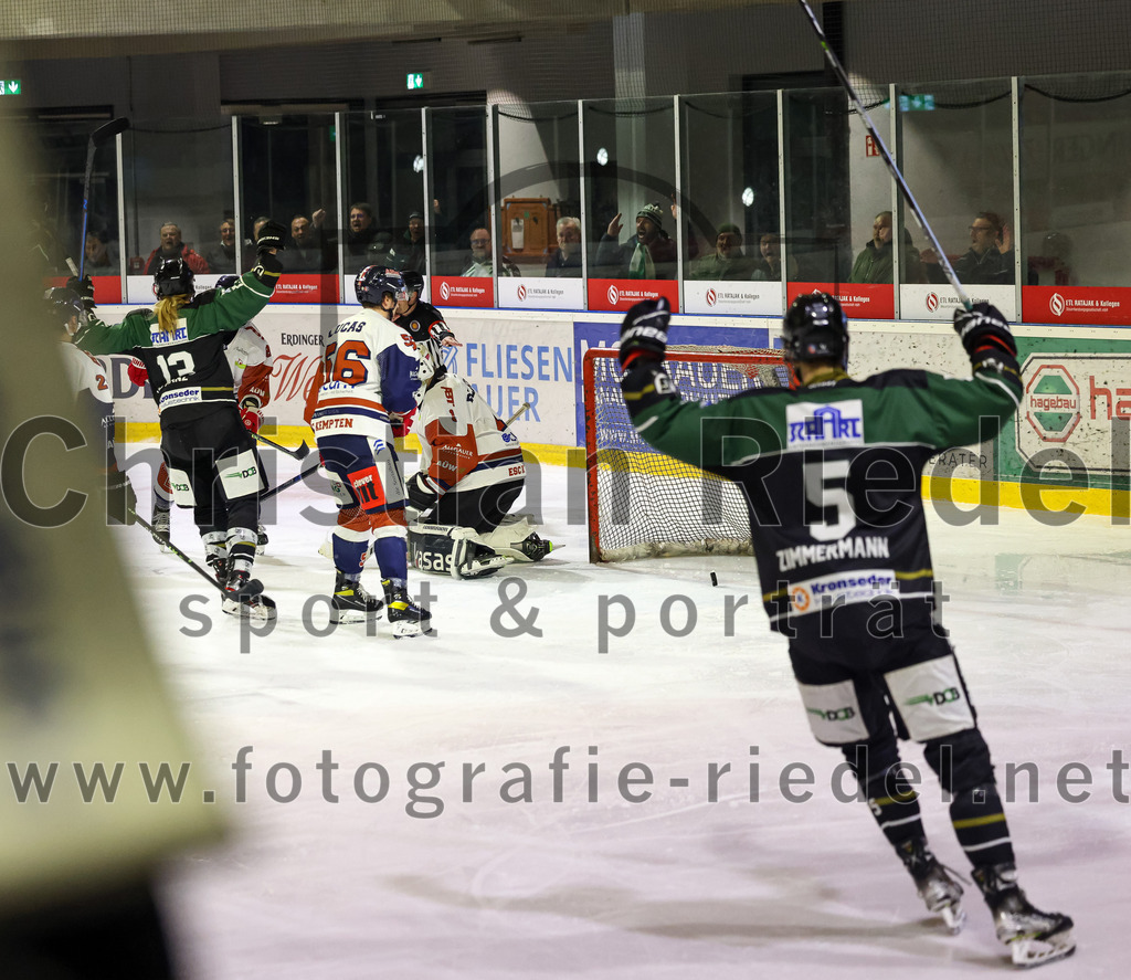 2023-03-03_124_TSV_Erding_gegen_ESC_Kempten | Erding, Deutschland, 03.03.2023:
Eishockey, Bayernliga Playoffs 2022 / 2023, Viertelfinale, TSV Erding gegen ESC Kempten, Endergebnis: 9:3

Michael Franz (Erding Gladiators, #13), Wayne Lucas (ESC Kempten, #56), Torwart Danny Schubert (ESC Kempten, #29), Florian Zimmermann (Erding Gladiators, #5)

Foto: Christian Riedel / fotografie-riedel.net