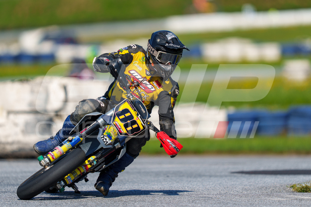 SuperMoto_Staatsmeisterschaft_Greinbach_219 | GRIPcapture steht für authentische Sportfotografie in Österreich – für Momente, die mehr sind als Geschwindigkeit oder Ergebnis. Es geht um Emotion, Spannung, Fokus und den Augenblick, der oft nur einen Wimpernschlag dauert.Ob Motorsport, Teamsport oder 