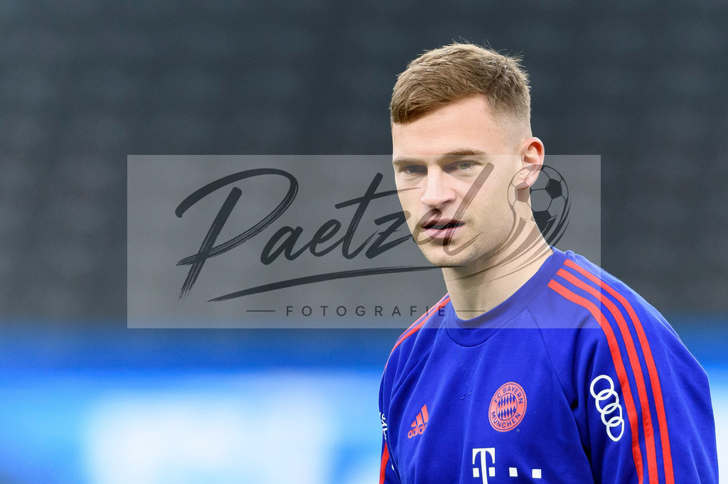 BSCFCB20220123_005 | Fussball, Herren: Joshua Kimmich (FC Bayern Muenchen) schaut bei dem Spiel der 1. Bundesliga zwischen Hertha BSC und FC Bayern Muenchen im Olypiastadion am 23.01.2022 in Berlin, Deutschland.DFB / DFL REGULATIONS PROHIBIT ANY USE OF PHOTOGRAPHS AS IMAGE SEQUENCES AND/OR QUASI-VIDEO. - Realisiert mit Pictrs.com