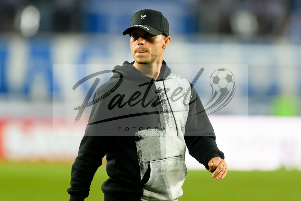 FCMFCK20210904_254 | Fussball, Herren: Nico Granatowski (1. FC Magdeburg) schaut beim Spiel der 3. Liga zwischen 1. FC Magdeburg und 1. FC Kaiserslautern in der MDCC-Arena am 04.09.2021 in Magdeburg, Deutschland.DFB / DFL REGULATIONS PROHIBIT ANY USE OF PHOTOGRAPHS AS IMAGE SEQUENCES AND/OR QUASI-VIDEO. - Realisiert mit Pictrs.com
