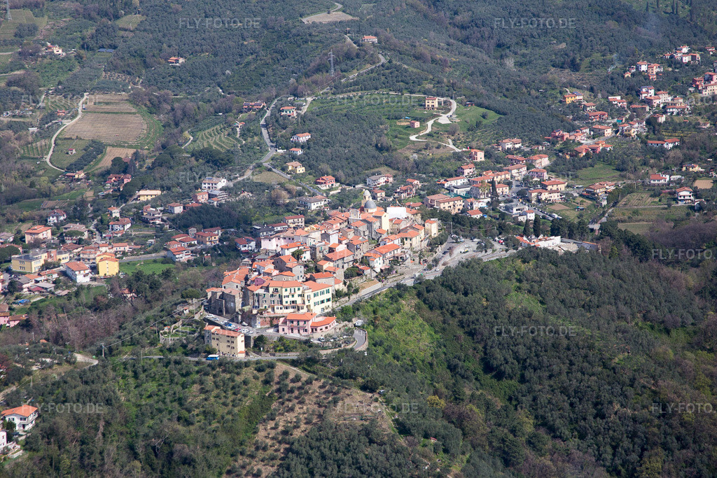Luftbild: Ortsansicht in Nicola im Bundesland Liguria in Italien. – Foto: IMG_087158.jpg vom 04.04.2016 durch Werner Riehm/FLY-FOTO.de – Auflösung des Originals: 5472 x 3648 px