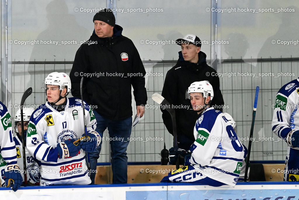 ESC SPARKASSE STEINDORF vs. UECR Huben  | Spielerbank UECR Huben Headcoach UECR EISBÄREN HUBEN Trojer Silvio, #17 Kleinlicher Florian UECR EISBÄREN HUBEN, #87 Broz Lukas UECR EISBÄREN HUBEN, ESC SPARKASSE STEINDORF vs. UECR Huben , ESC SPARKASSE STEINDORF vs. UECR Huben  am 06.02.2026 in Steindorf (Ossiachersee Halle), Austria, (Photo by Bernd Stefan)