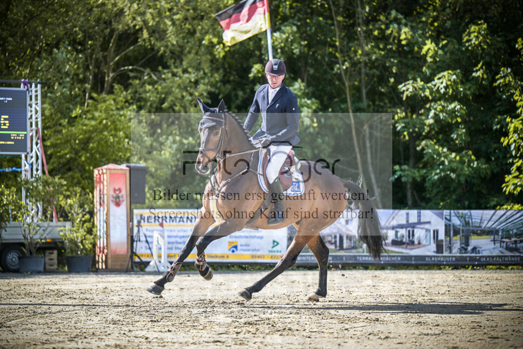 DOS_7807 | Entdecke hochwertige Reitturnierfotos von Foto Oger. Professionell, emotional und authentisch – jetzt Lieblingsmomente im Shop bestellen.Deutschlandweite Turnierfotografie. - Realisiert mit Pictrs.com
