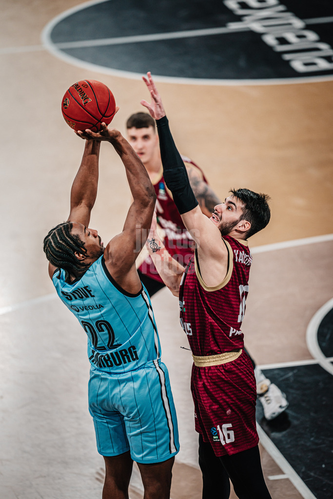 Basketball | Männer | Saison 2024/2025 | BKT EuroCup | Veolia Towers Hamburg vs. 7Bet-Lietkabelis Panevezys | 21.01.2025 | v.l. Jonathan Stove (#22, Veolia Towers Hamburg) gegen Georgios Kalaitzakis (#16, BC 7Bet-Lietkabelis Panevezys)