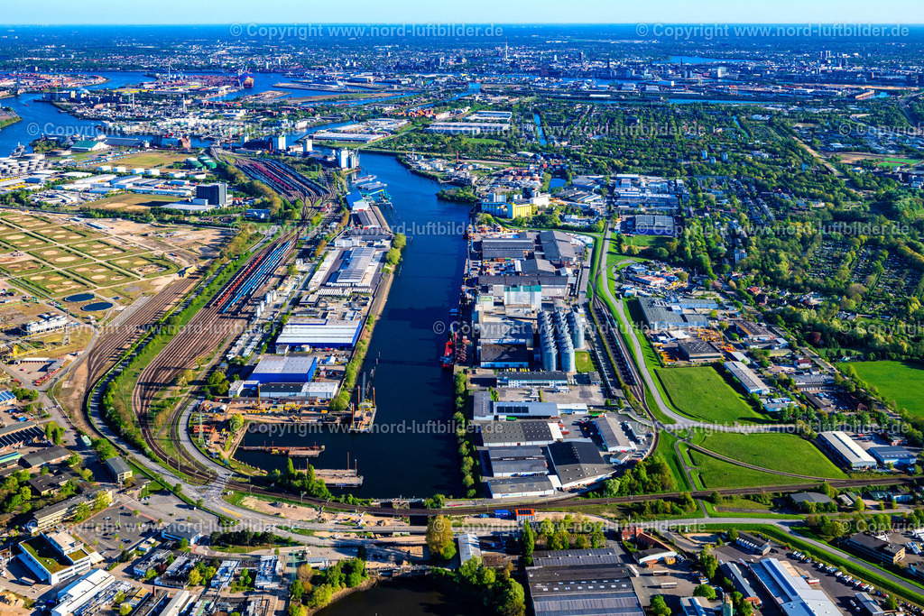 Hamburg_Wilhelmsburg_Hohe_Schaar_Hafen_ELS_0223270425 | HAMBURG 27.04.2025 Hafen Verladestation für Fest und Schüttgüter der Firma HABEMEA Futtermittel Gmbh im Hafenbereich in Wilhelmsburg in Hamburg, Deutschland. // Harbor loading station for solid and bulk goods from HABEMEA Futtermittel Gmbh in the harbor area in Wilhelmsburg in Hamburg, Germany. Foto: Martin Elsen