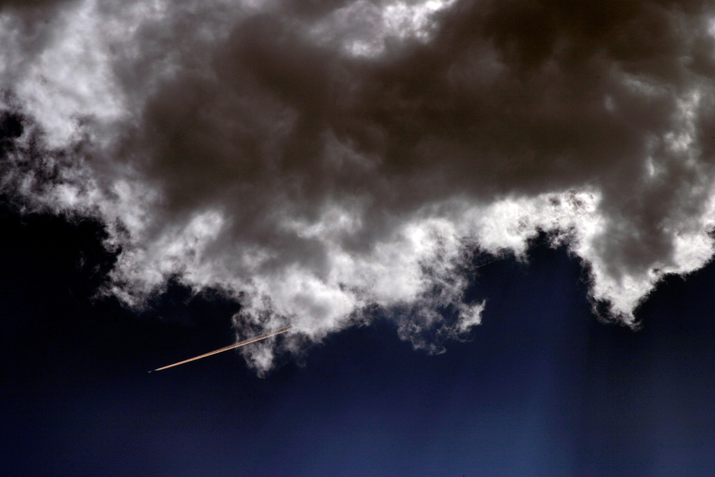 WolkenWort  52_Jetcloud | Wolkenwort # 52
Wolke im Gegenlicht mit Flugzeug Kondensstreifen, Himmel über Lago di Vogorno, Valle Verzasca, Tessin. August 2004
Fotoausstellung WOLKENWORTE, Oberbank Salzburg, Alter Markt 4, 30.5.-30.6.2006. Eine veranstaltung der Europagesellschaft, Salzburg