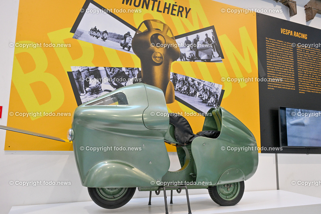 Italien_ Toskana_ Provinz Pisa_ Pontedera_ Vespa_ 29.05.2024-28 | 29.05.2024, Italien, ITA, Toskana, Pontedera im Bild Piaggio, Vespa, Museum

Piaggio ist ein italienischer Fahrzeughersteller mit Sitz in Pontedera. Das Unternehmen produziert verschiedene Mofas und Motorroller, unter anderem die Vespa, das Lastendreirad Ape sowie den Kleintransporter Porter. Zum Konzern gehören auch die Motorradmarken Aprilia, Derbi, Gilera, Laverda und Moto Guzzi. 
Quelle: Wikipedia