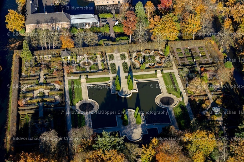 Luftbilder Arcen Limburg-7585 | Luftbildfotografie Herbstluftbild Wassergraben mit Wasserschloß Schloss Kasteeltuinen Arcen in Arcen in Limburg, Niederlande - Realisiert mit Pictrs.com