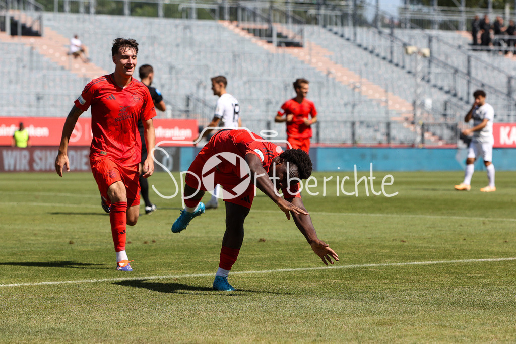 FC Würzburger Kickers - FC Bayern Amateure | Jubel nach dem Treffer zum 0-1 durch Nestory IRANKUNDA (FC Bayern München II #7) / Tor / Freude / Happy / Torschuetze / Flick Flack / Salto / Regionalliga Bayern: FC Würzburger Kickers - FC Bayern München II, AKON Arena am 24.08.2024