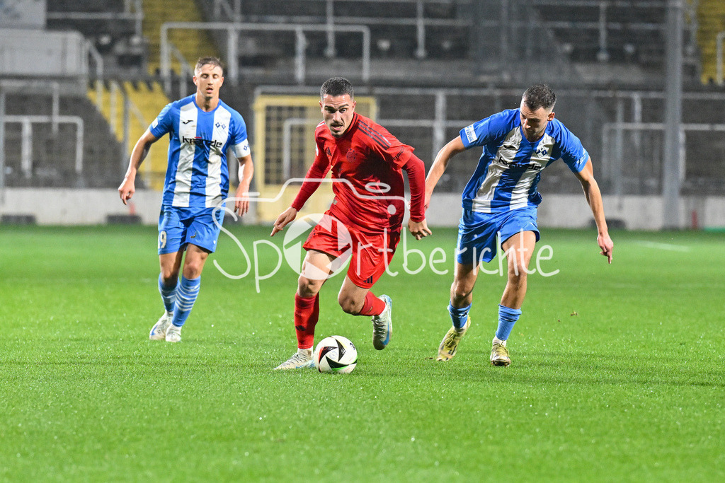 FC Bayern Amateure - FV Illertissen | im Duell Arijon IBRAHIMOVIC (FC Bayern München II #10) und Marin PUDIC (FV Illertissen #6) / Zweikampf