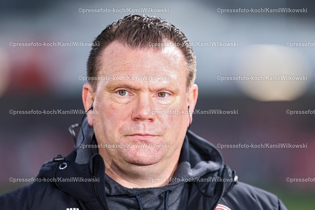 xKWIx13122501019 | 13.12.2025, xKWIx, Fußball, 3. Liga, SC Verl - Rot-Weiss Essen, SPORTCLUB Arena: Uwe Koschinat (Rot-Weiss Essen Cheftrainer) im Interview Photo: xKamilxWilkowskixPressefotoKochx