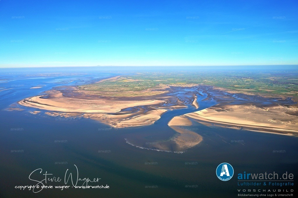 Tümlauer Koog - ein idyllischer, kurtaxenfreier Ort auf der Halbinsel Eiderstedt - Luftbild | Der Tümlauer Koog ist ein idyllischer, kurtaxenfreier Ort auf der Halbinsel Eiderstedt in Schleswig-Holstein, der sich zwischen dem berühmten Westerhever Leuchtturm und den weiten Sandstränden von St. Peter-Ording befindet.